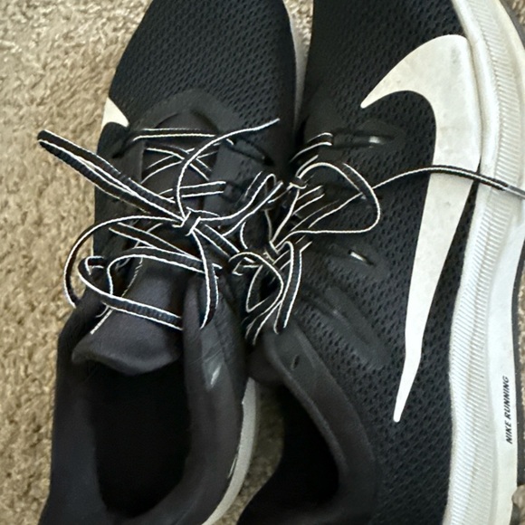 Nike Women Black and White Athletic Shoes - Picture 4 of 5